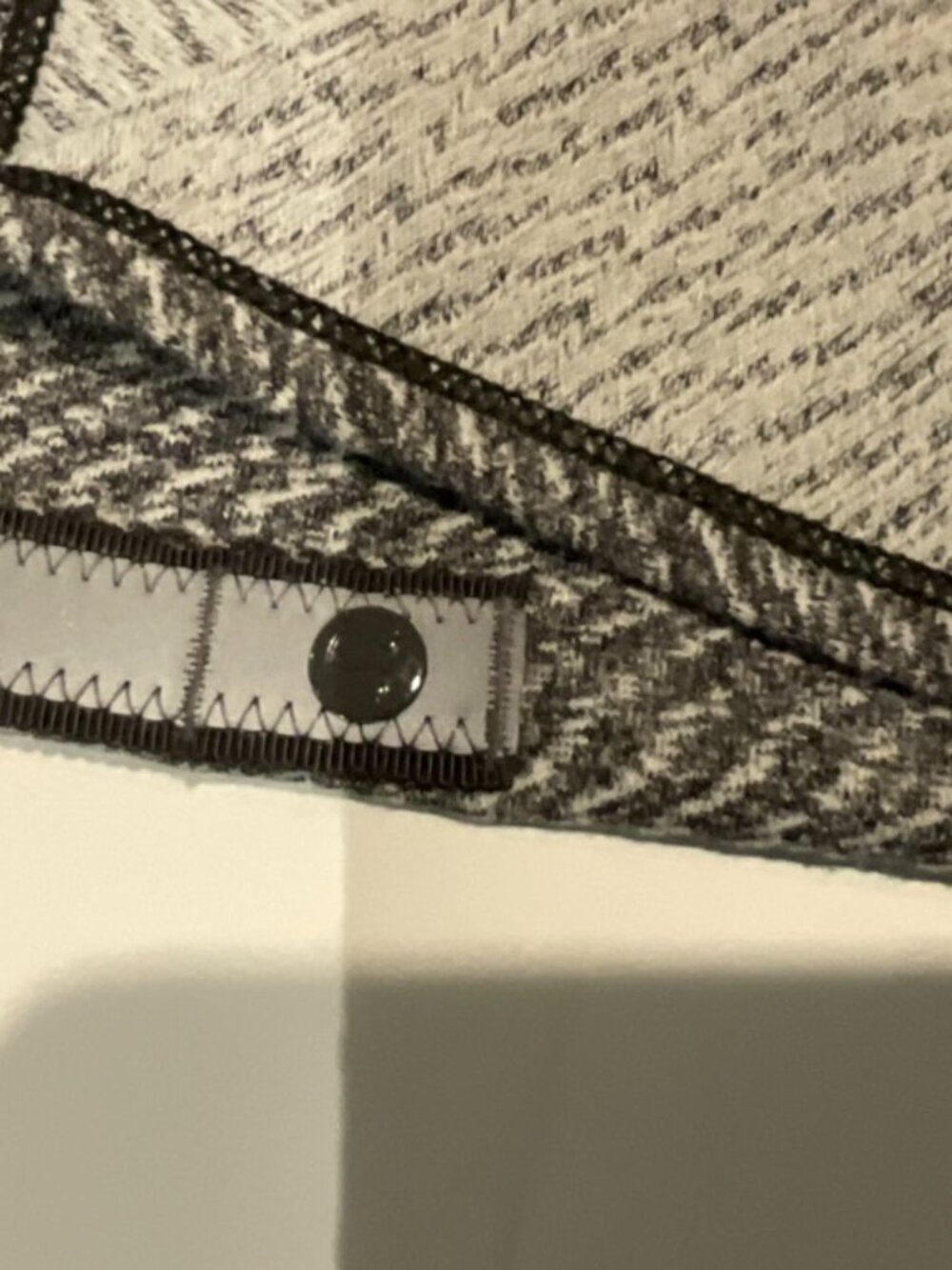 Lululemon Women’s Gray Textured Wrap Scarf w/Snap Closure, Modern Minimal, New - Picture 5 of 7